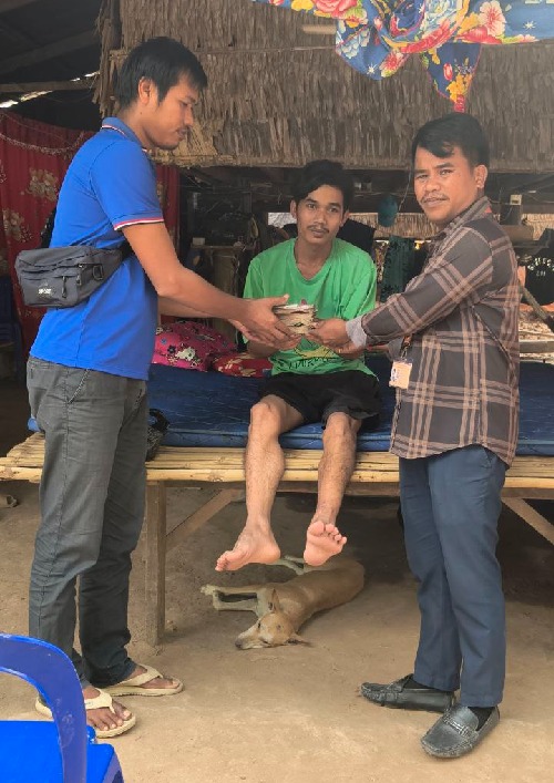 លោក សែ ចិត និងមការងារសហជីពតំណាងសហជីពទឹកចិត្តកម្មករកម្ពុជា ប្រចាំក្រុមហ៊ុន វេនធូរ៉ា លេឌើរវែរ អឹមអេហ្វវ៉ាយ (ស៊ីឌី) ឯ.ក បានរៃអង្គាសទឹកប្រាក់ចំនួន២៣០,៣០០រៀលជូនដល់សមាជិកសហជីពម្នាក់ដែលគាត់បានជួបគ្រោះថ្នាក់ចរាចរណ៍បាក់ជើង